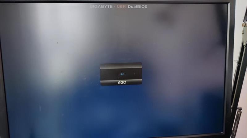 电脑开机显示GIGABYTE-UEFI DualBIOS然后不断重启